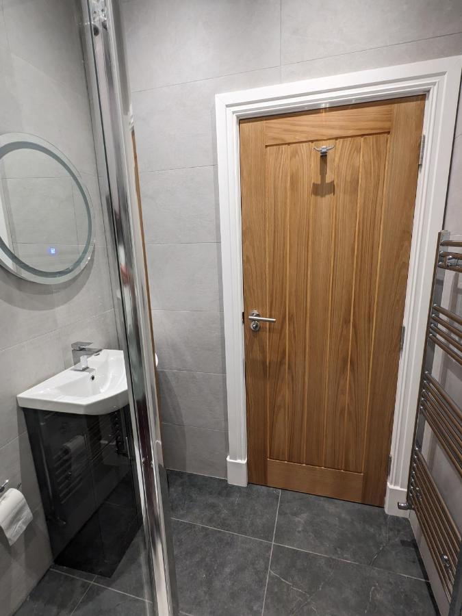 Modern Aptmt, 2 Stops To Central London, Smart Lock, Netflix Stadtteil Stadtteil Ealing Exterior foto