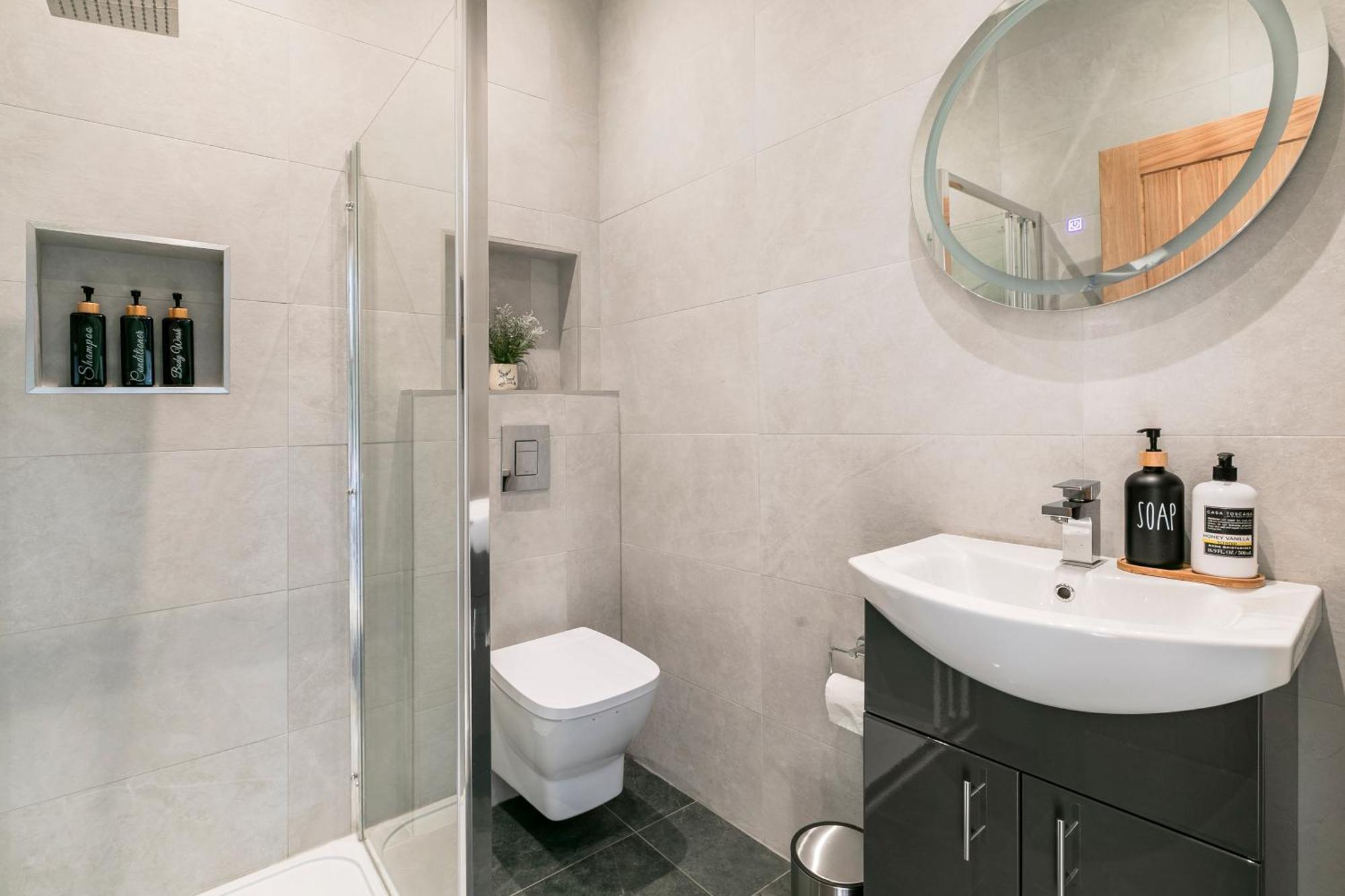 Modern Aptmt, 2 Stops To Central London, Smart Lock, Netflix Stadtteil Stadtteil Ealing Exterior foto